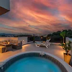 Deluxe Anelle With Jacuzzi 아파트