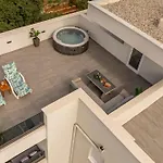 Deluxe Anelle With Jacuzzi *