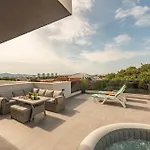 Deluxe Anelle With Jacuzzi