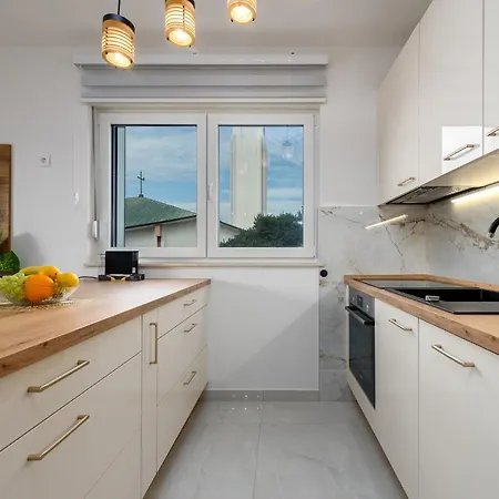 Deluxe Anelle With Jacuzzi Apartment *