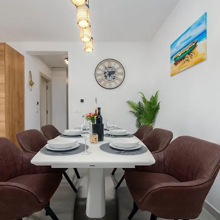 Deluxe Anelle With Jacuzzi Apartment