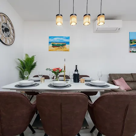 Deluxe Anelle With Jacuzzi Apartment