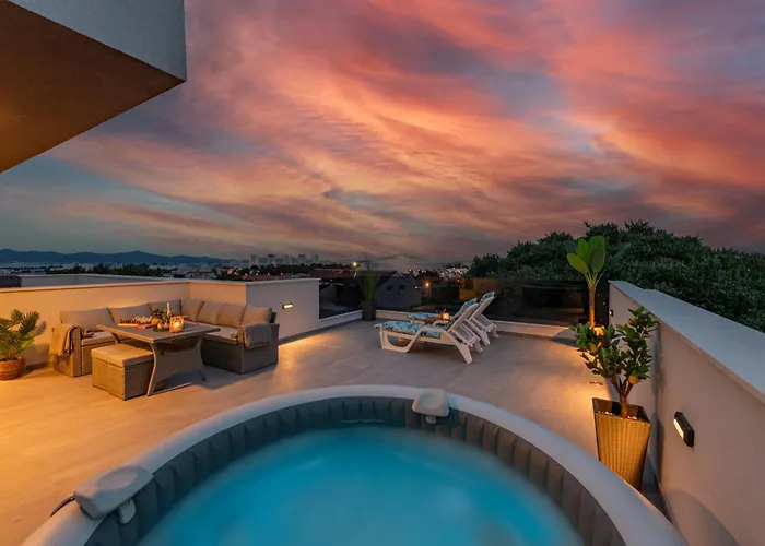 Deluxe Anelle With Jacuzzi Apartment