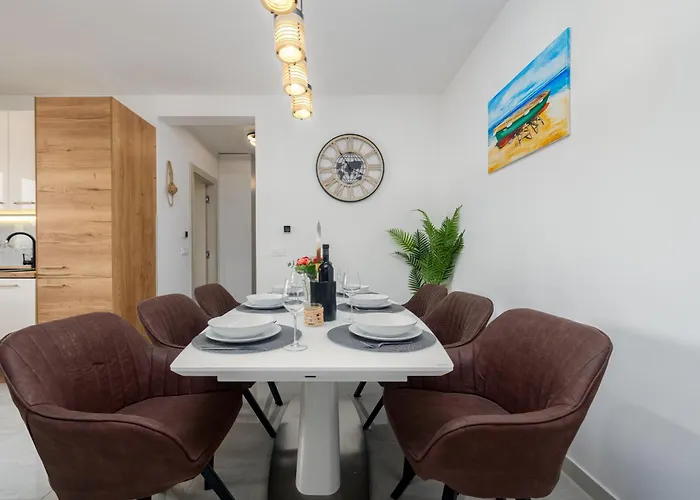 Deluxe Anelle With Jacuzzi Apartment